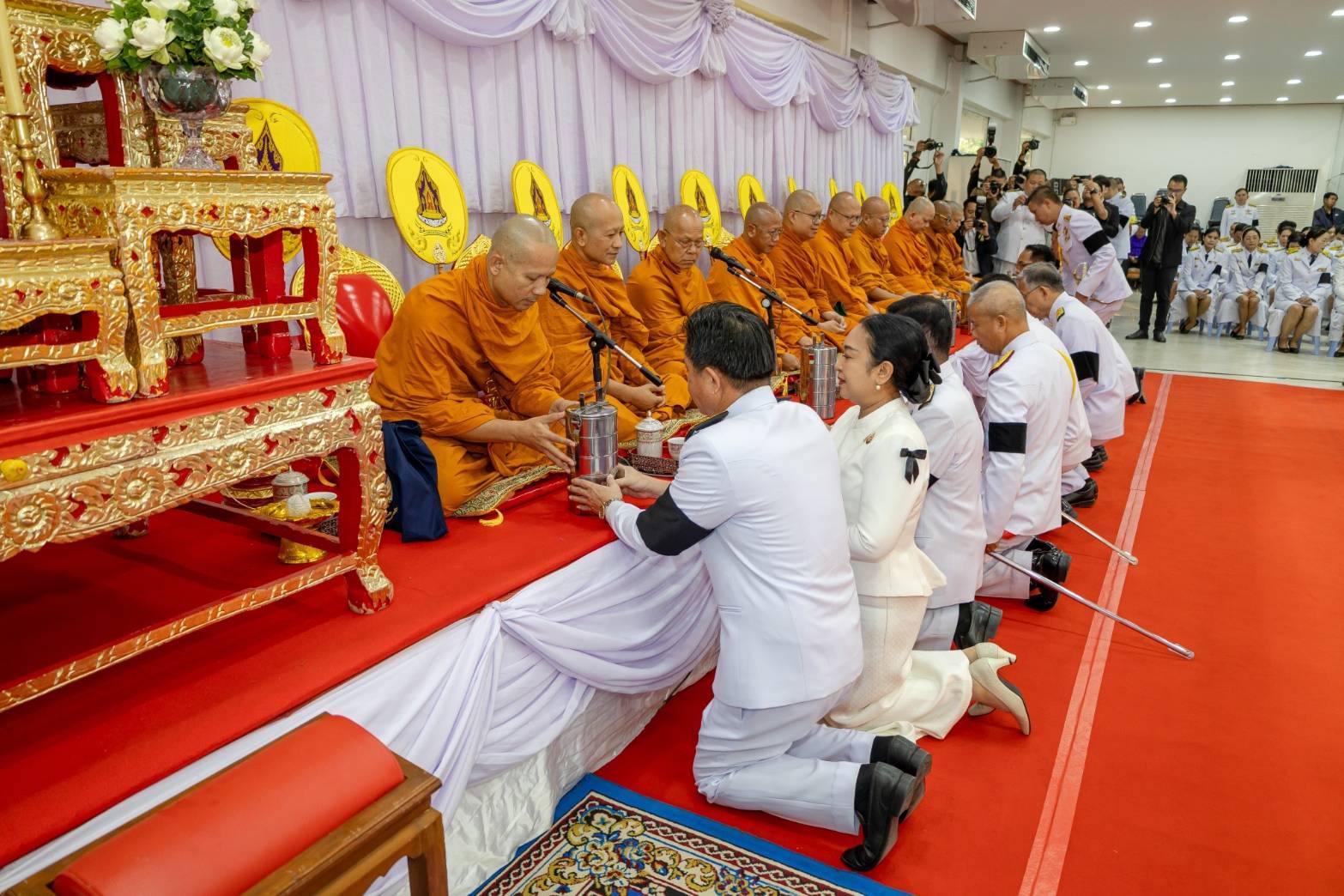 "พช.พิษณุโลก ร่วมพิธีเจริญพระพุทธมนต์และตักบาตรถวายพระราชกุศล เนื่องในวันคล้ายวันพระราชสมภพ สมเด็จพระกนิษฐาธิราชเจ้า กรมสมเด็จพระเทพรัตนราชสุดา ฯ สยามบรมราชกุมารี