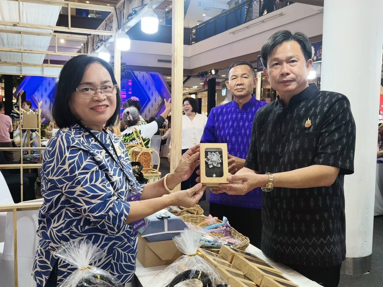 พช.พิษณุโลก ต้อนรับ ผู้ว่าฯ เยี่ยมชมงานมหกรรมชิม ชม ช้อป สุดยอดผลิตภัณฑ์ OTOP จังหวัดพิษณุโลก