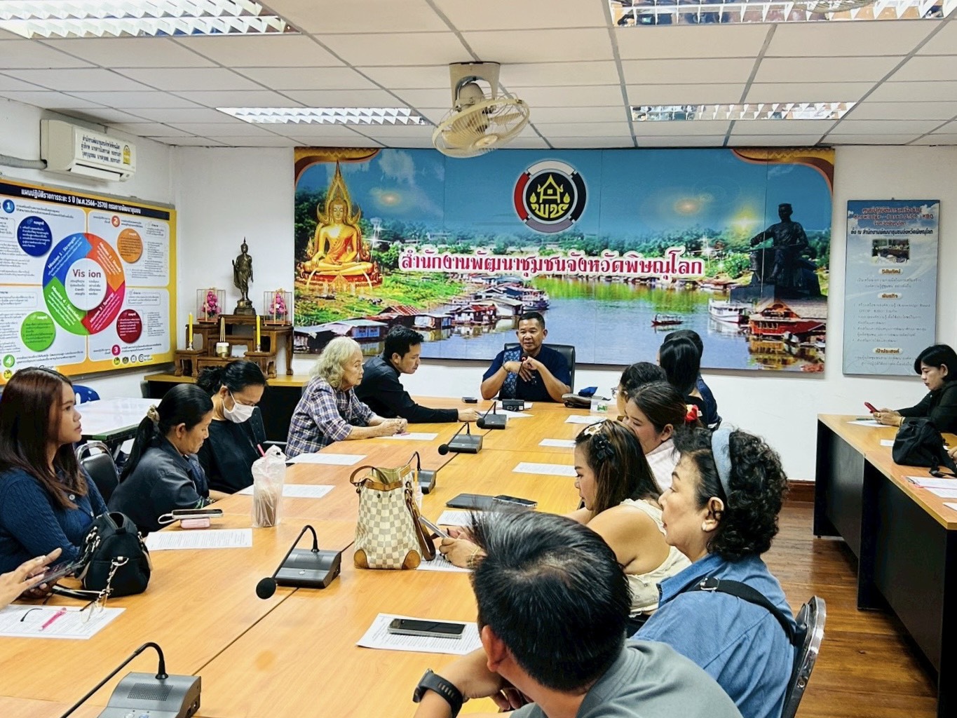 พช.พิษณุโลก ประชุมเตรียมความพร้อม คัดเลือกผู้ผลิต ผู้ประกอบการ OTOP เข้าร่วมงาน “ศิลปาชีพ ประทีปไทย OTOP หลอมดวงใจด้วยพระบารมี” ประจำปี 2569
