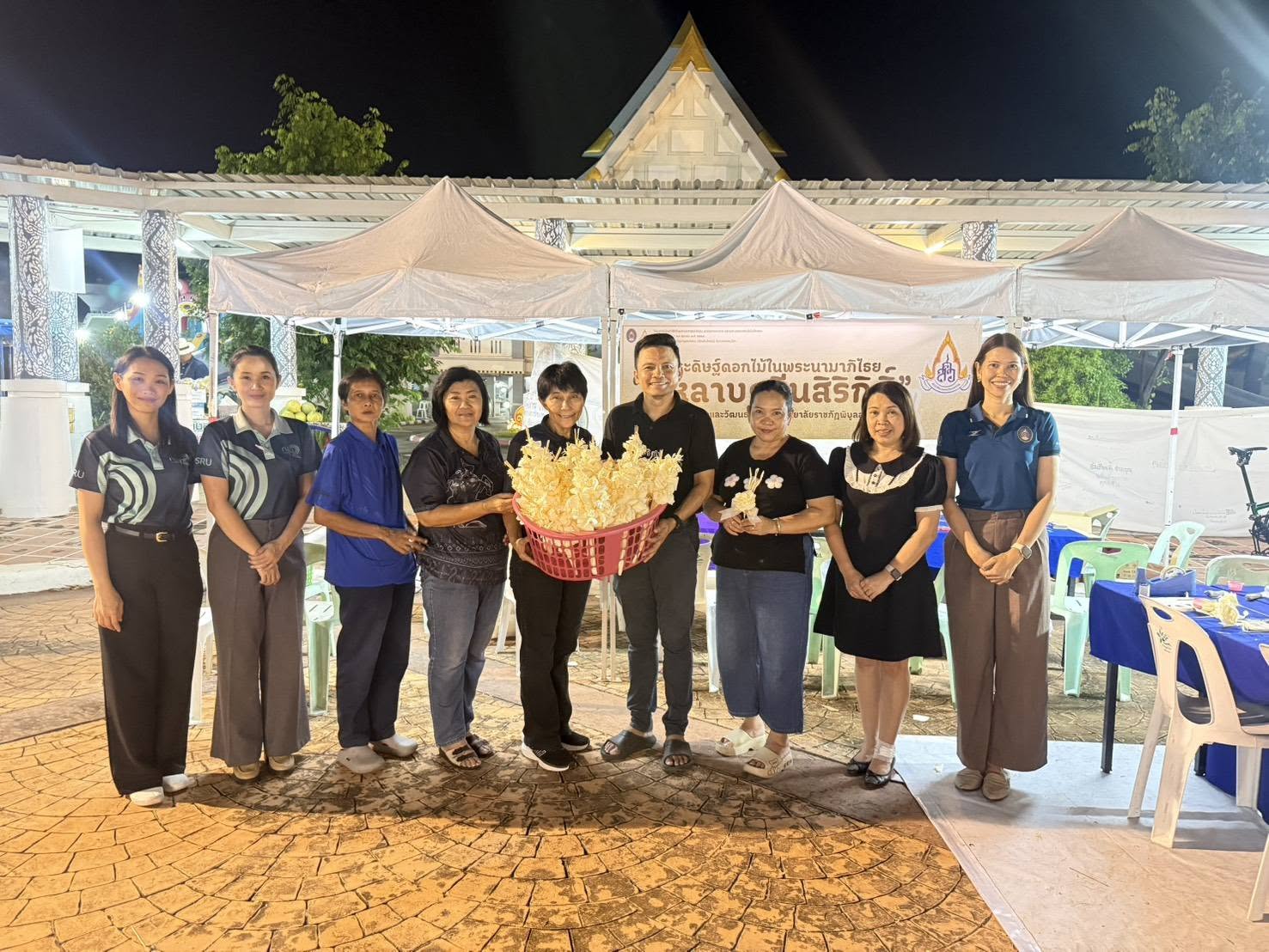 พช.พิษณุโลก ชื่นชมพลังจิตอาสา–นักศึกษา มรภ.พิบูลสงคราม ร่วมประดิษฐ์ดอกไม้จันทน์ถวายความอาลัย