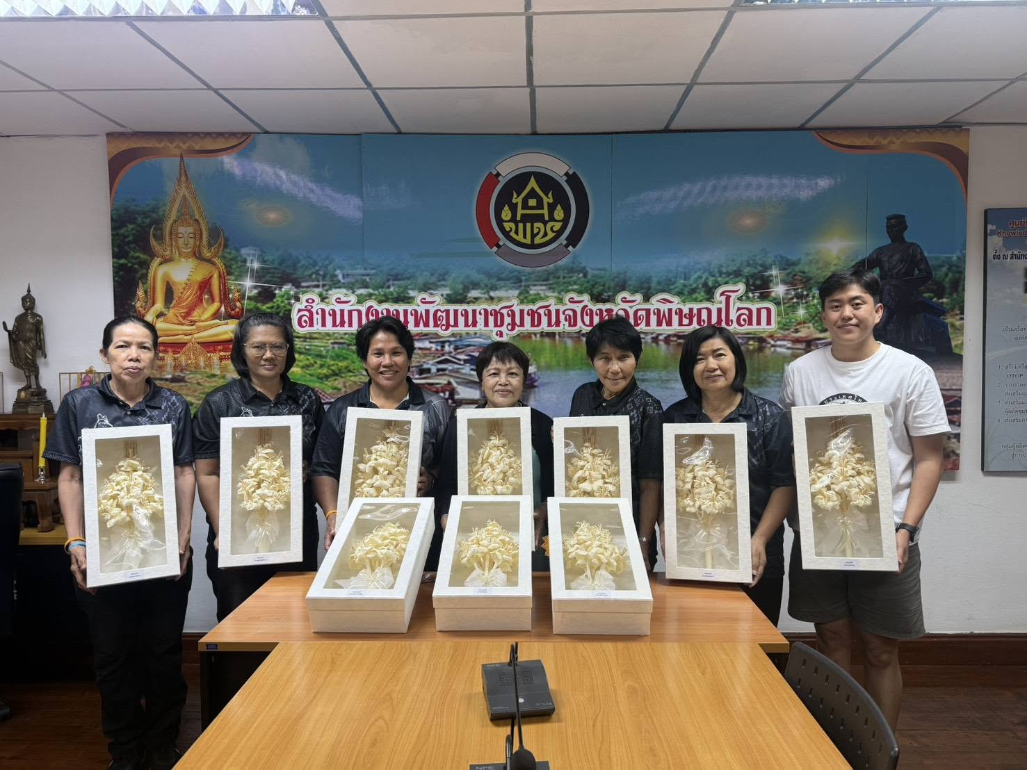 พช.พิษณุโลก ผนึกพลังวิทยากรจิตอาสา จัดเตรียมดอกไม้จันทน์ตัวแทนจังหวัดและอำเภอ ให้สง่างามสมพระเกียรติ