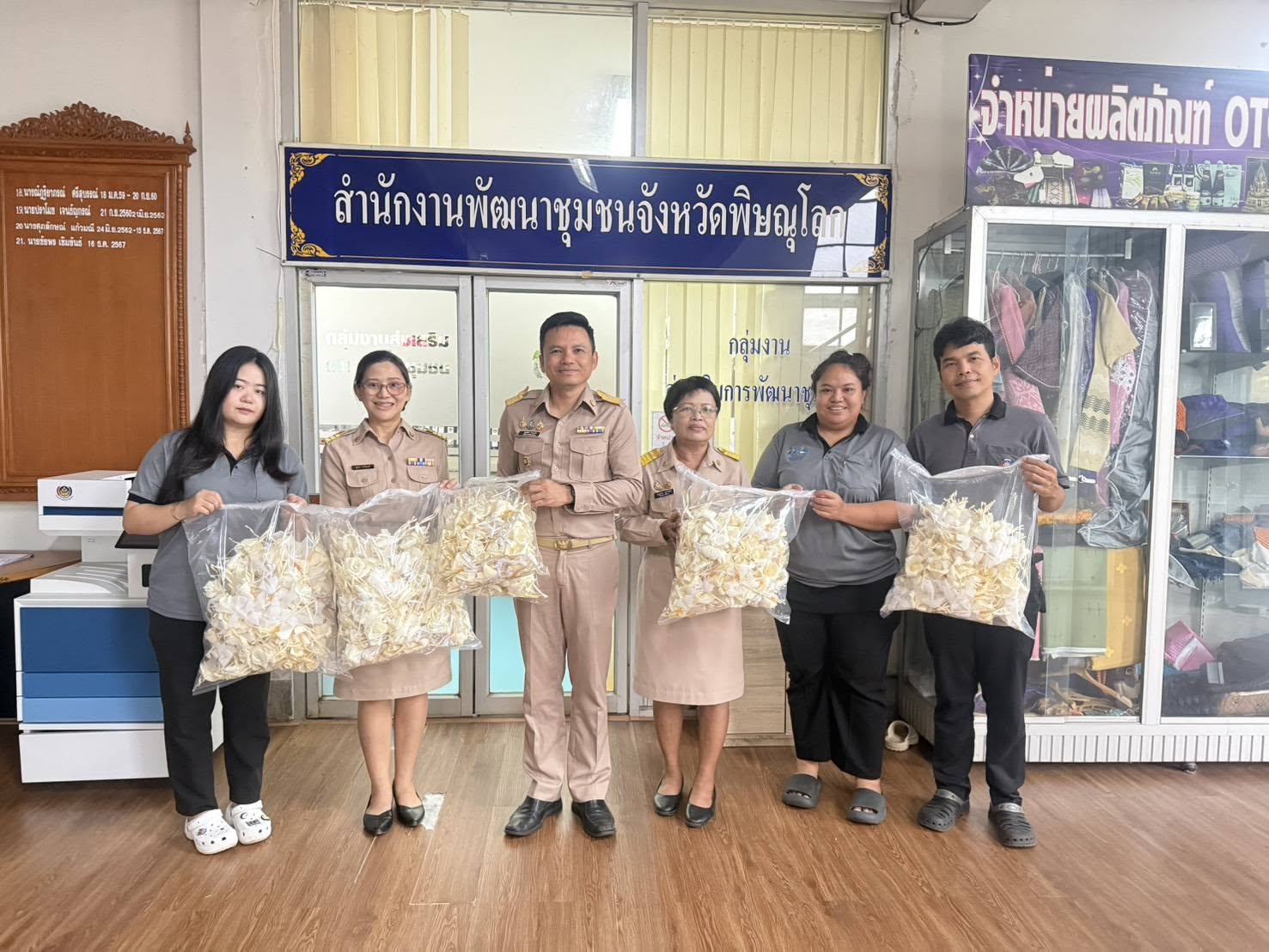 พช.พิษณุโลก รับมอบดอกไม้จันทน์จาก 3 หน่วยงาน รวมพลังภาคีเครือข่าย น้อมสำนึกในพระมหากรุณาธิคุณ